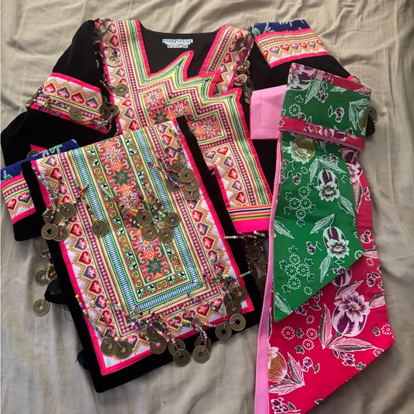 Hmong clothes - Picture 1 of 2
